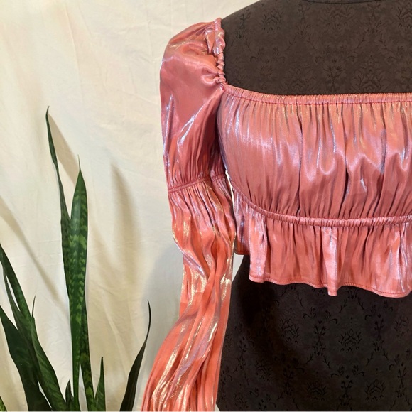 💸 5/20 PrettyLittleThing Gathered Puff Sleeve Iridescent High Shine Crop Top - Picture 5 of 9